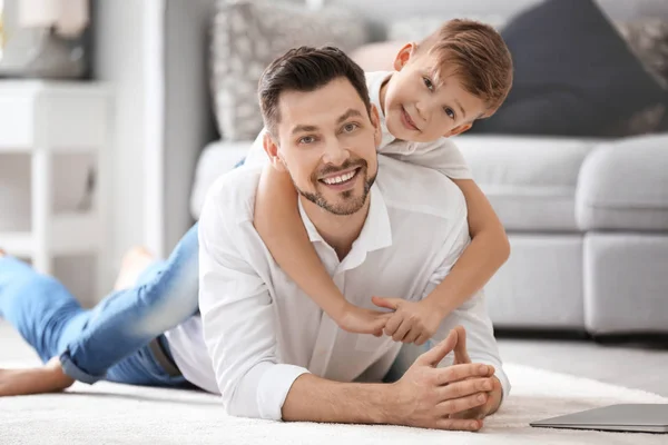 Liten pojke och hans pappa som spenderar tid tillsammans hemma — Stockfoto