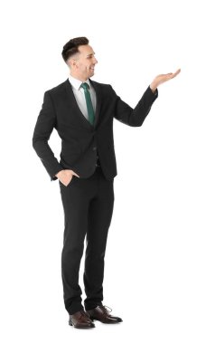 Beyaz arka plan üzerinde genç iş eğitmen