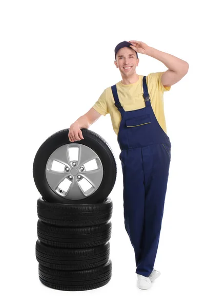 흰색 바탕에 자동차 타이어 남성 정비공 — 스톡 사진