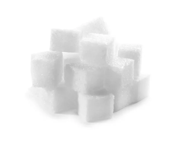 Pilha de cubos de açúcar refinado no fundo branco — Fotografia de Stock