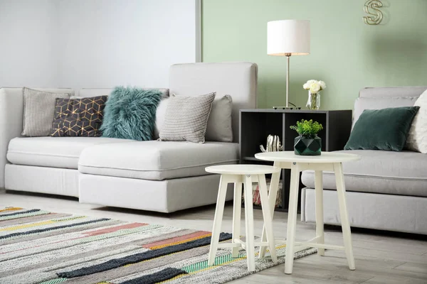 快適なソファ付きのモダンなリビングルームのインテリア — ストック写真