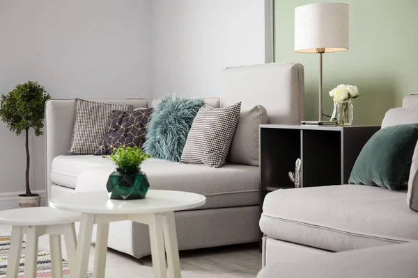 Moderní interiér obývacího pokoje s pohodlnou pohovkou — Stock fotografie