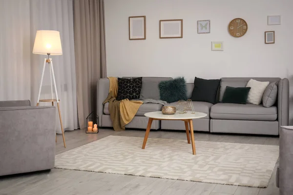 Современный интерьер гостиной с удобным диваном и маленьким столом — стоковое фото