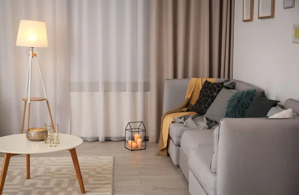 Современный интерьер гостиной с удобным диваном и маленьким столом — стоковое фото