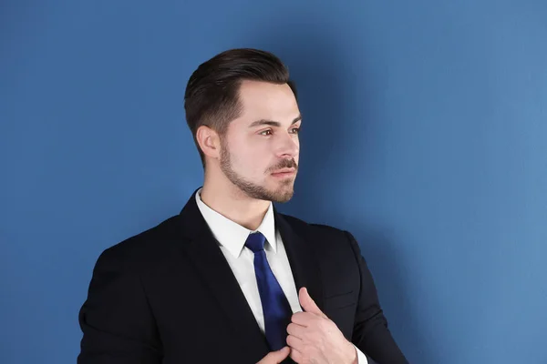 Retrato de hombre joven con hermoso pelo sobre fondo de color — Foto de Stock