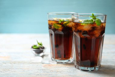 Ahşap masa üzerinde taze limonata