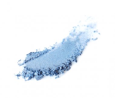 Beyaz arka plan üzerinde ezilmiş göz farı. Profesyonel makyaj ürünleri