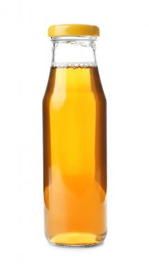 Beyaz arka plan üzerinde taze elma suyu şişe