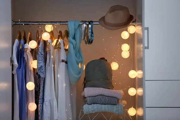 Frauenkleidung auf Kleiderbügeln im Kleiderschrank — Stockfoto