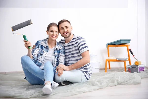 Молодая пара во время ремонта квартиры, в помещении — стоковое фото