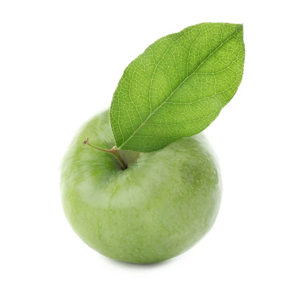 Свіже зелене яблуко з листям на білому тлі — стокове фото