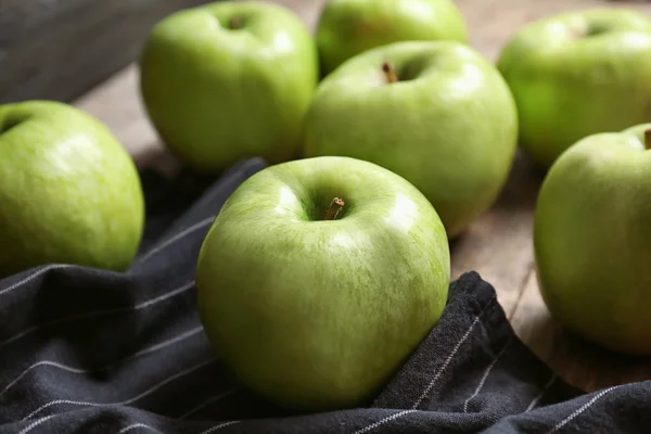 Pommes vertes fraîches sur table en bois, gros plan — Photo