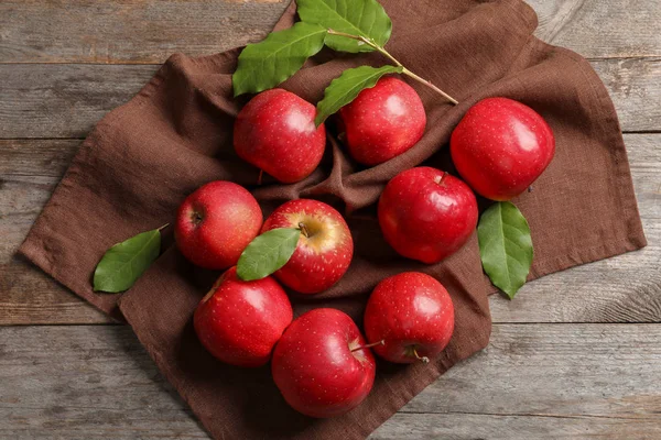 Friss érett vörös alma fa háttéren — Stock Fotó