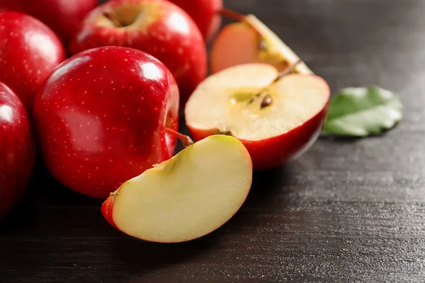 Pommes rouges fraîches mûres sur fond bois, gros plan — Photo