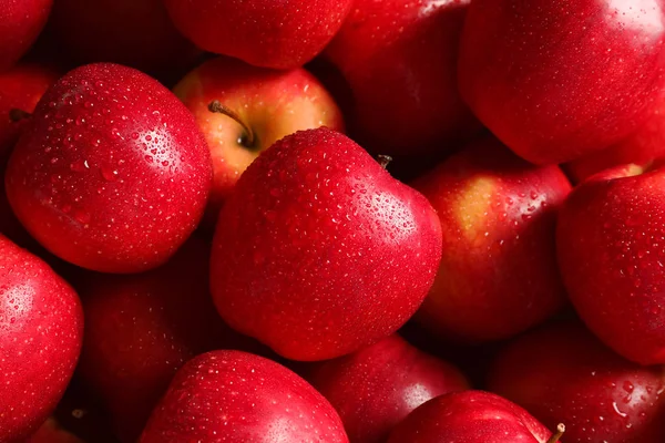 Maçãs vermelhas frescas com gotas de água como fundo — Fotografia de Stock