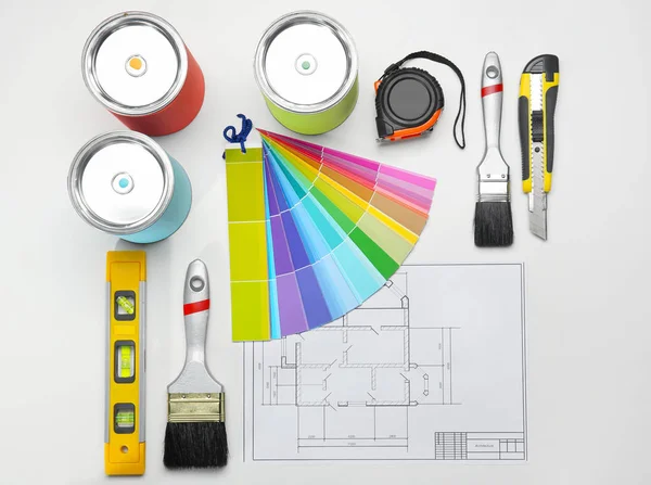 Conjunto de ferramentas do decorador e desenho do projeto em fundo claro — Fotografia de Stock
