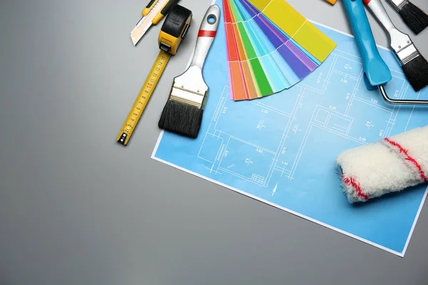 Werkzeuge des Dekorateurs und Projektzeichnung auf grauem Hintergrund — Stockfoto