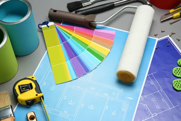 Werkzeuge und Projektzeichnungen des Dekorateurs auf dem Tisch — Stockfoto