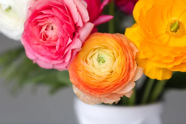 Ваза з красивими квітами рунункули, крупним планом — стокове фото