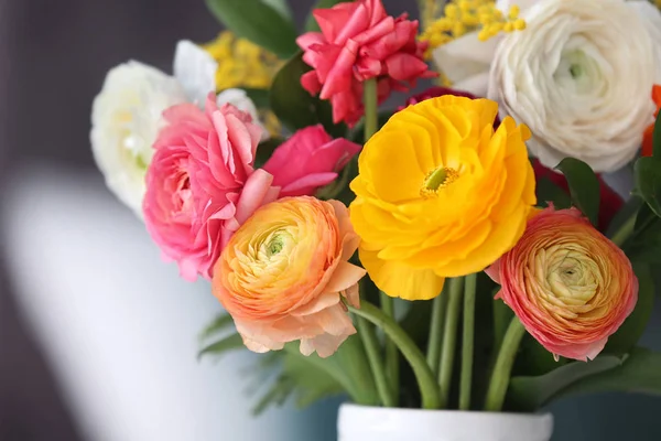 Ваза з красивими квітами рунункули на розмитому фоні — стокове фото