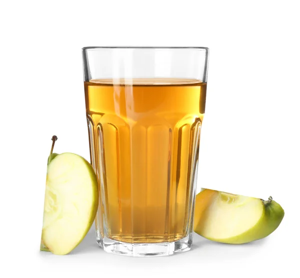 Sklo z jablečné šťávy a čerstvé ovoce na bílém pozadí — Stock fotografie