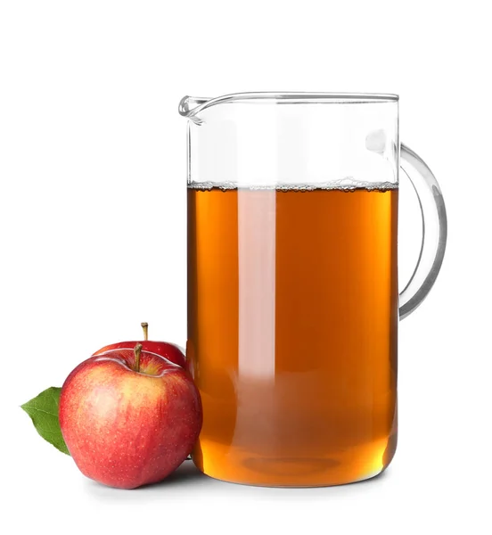 Dzbanek soku i świeże jabłka na białym tle — Zdjęcie stockowe