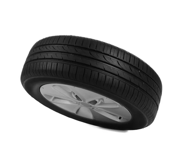 Neumático de coche con llanta sobre fondo blanco —  Fotos de Stock