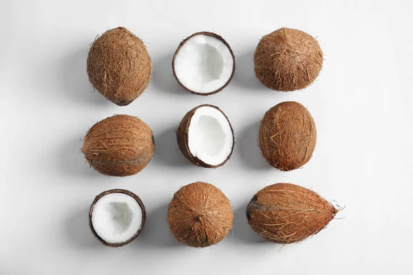Спелые кокосы на белом фоне, плоский уголок — стоковое фото