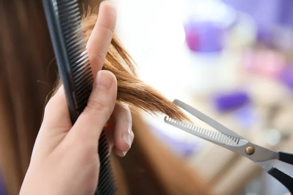 Professioneller Friseur arbeitet mit Klient im Salon — Stockfoto