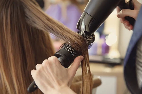 Professionell frisör arbetar med klient i salong — Stockfoto