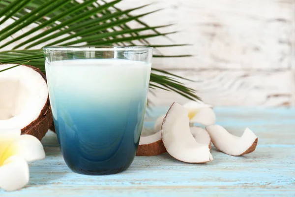 Vaso de leche de coco sobre mesa de madera — Foto de Stock