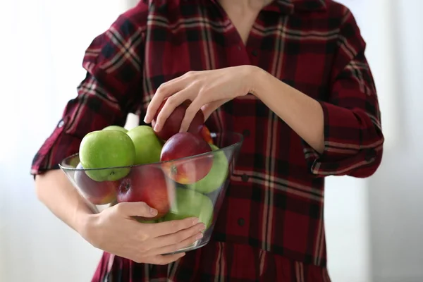 Woman holding bowl with ripe apples, closeup — Stock Photo, Image