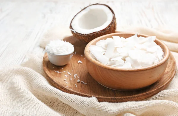 Flocos de coco frescos em taças sobre fundo de madeira — Fotografia de Stock