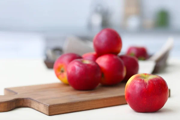 Reife rote Äpfel auf Holzbrett — Stockfoto