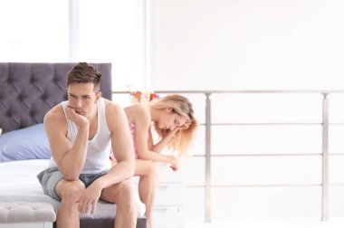 Evde ilişkimde sorunlar ile genç Çift