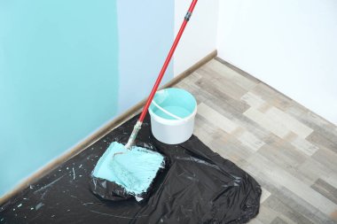 Oda katta kova ile iç dekorasyon için boya silindiri