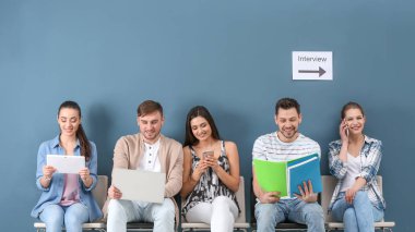 Bir grup insan iş görüşmesi için içeride bekliyor.