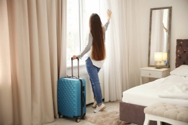 Bagaj otel odasında olan kadın