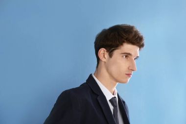 Renk arka plan üzerinde güzel saçlı genç işadamı portresi