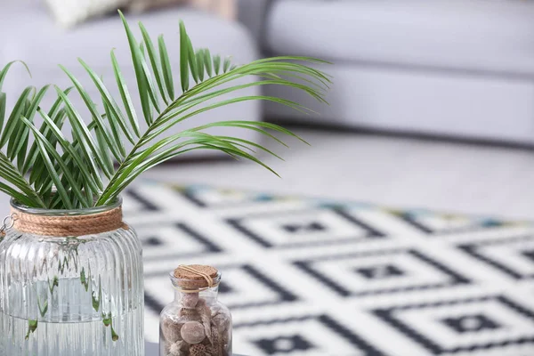 Vase with tropical leaves indoors. Interior design element — Stock Photo, Image