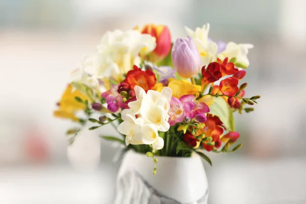 Прекрасний букет квітів фрезії на розмитому фоні — стокове фото