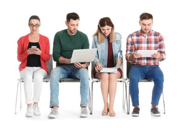 Grupo de personas que esperan una entrevista de trabajo sobre fondo blanco — Foto de Stock