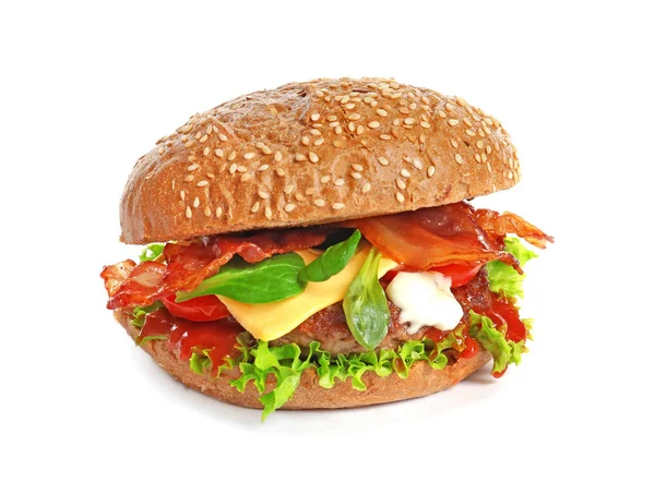 Hambúrguer saboroso com bacon no fundo branco — Fotografia de Stock