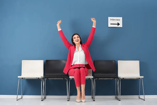 Mujer joven siendo feliz después del éxito entrevista de trabajo, en el interior — Foto de Stock