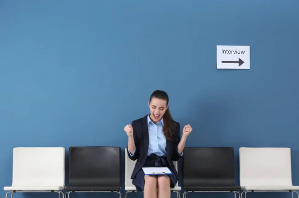 Mujer joven siendo feliz después del éxito entrevista de trabajo, en el interior —  Fotos de Stock