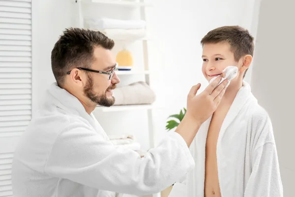 Papa bringt seinem Sohn bei, sich im Badezimmer zu rasieren — Stockfoto