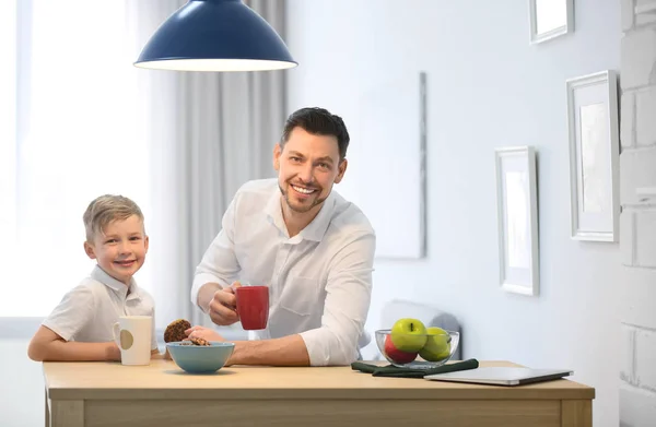 Küçük bir çocuk ve babası evde kahvaltı — Stok fotoğraf