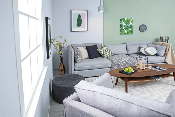 Стильний інтер'єр вітальні зі зручним диваном і столом — стокове фото