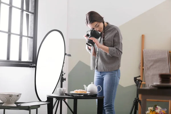 전문 카메라를 가지고 스튜디오에서 식품 사진을 찍고 있는 젊은 여자 — 스톡 사진