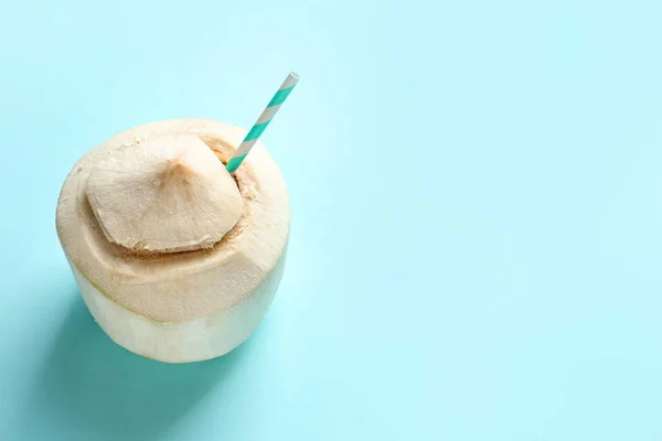 Fresh coconut drink in nut on color background — Stock Photo, Image
